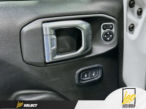 Used 2024 Jeep Gladiator Rubicon w/ Technology Group AWD/4WD image 21