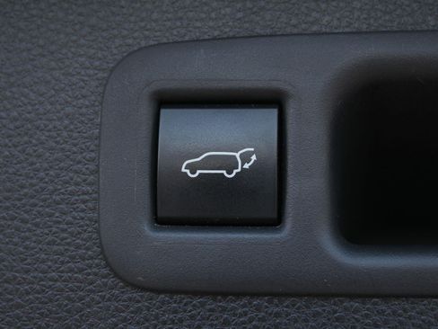 Used 2021 Toyota Highlander XLE AWD/4WD image 9