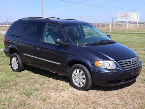 Used 2007 Chrysler Town & Country Touring w/ Leather Interior Group image 3