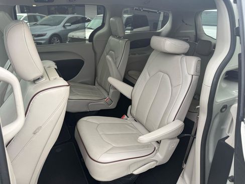 Used 2020 Chrysler Pacifica Limited w/ Tire & Wheel Group image 13
