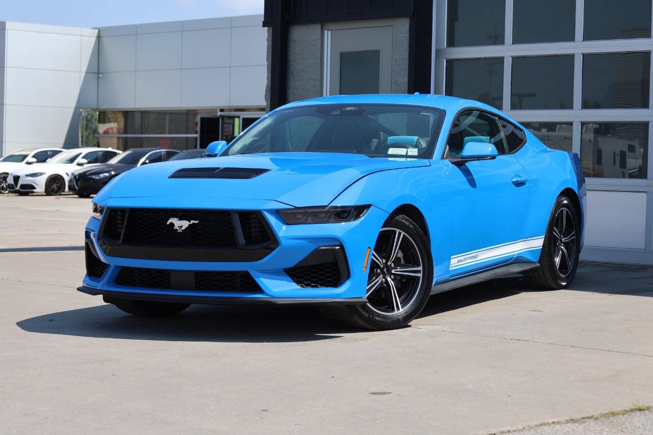 Used 2025 Ford Mustang Coupe RWD image 3