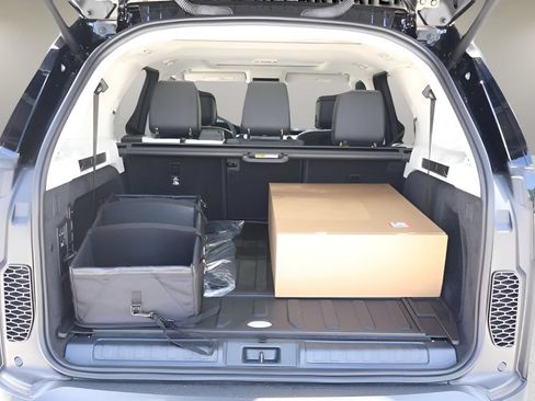 New 2025 Land Rover Discovery S AWD/4WD image 27