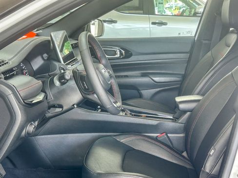 Used 2025 Jeep Compass Trailhawk image 17