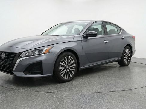 Used 2025 Nissan Altima 2.5 SV image 3