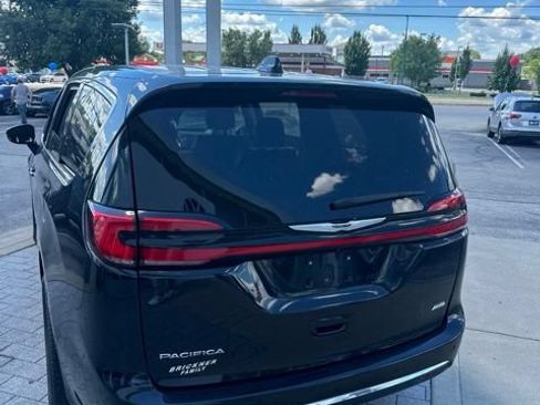 Used 2024 Chrysler Pacifica Touring-L AWD/4WD image 13