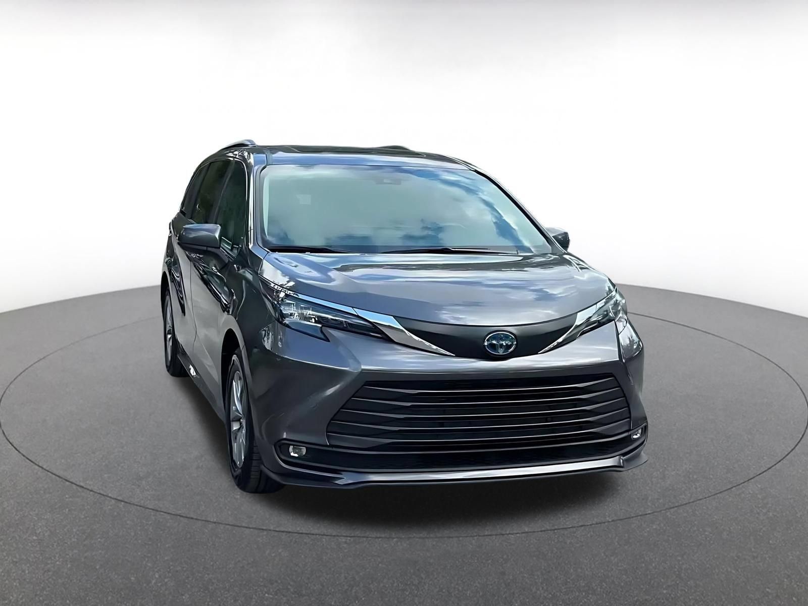 Used 2025 Toyota Sienna XLE FWD image 3
