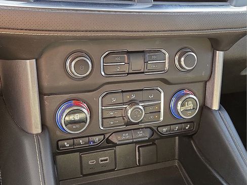 Used 2023 GMC Yukon SLT w/ SLT Luxury Package image 32