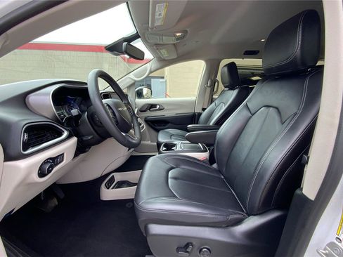 Used 2024 Chrysler Pacifica Touring-L FWD image 10