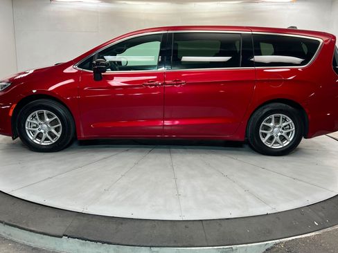 Certified 2026 Chrysler Pacifica Select FWD image 2