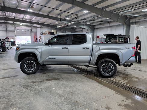 Used 2024 Toyota Tacoma TRD Sport w/ TRD Sport Upgrade Package image 5