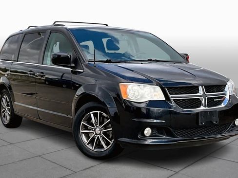 Used 2017 Dodge Grand Caravan SXT image 2