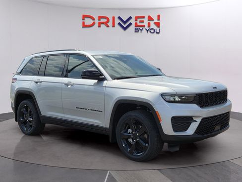 New 2025 Jeep Grand Cherokee Altitude image 12