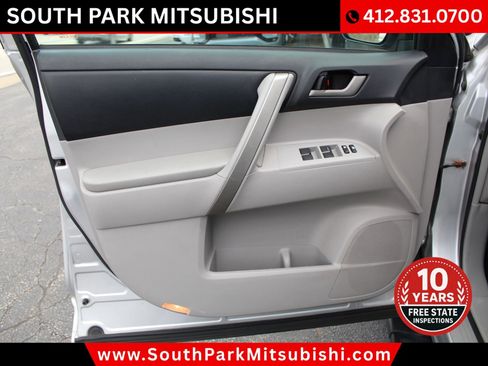 Used 2011 Toyota Highlander SE w/ Tow Pkg image 13