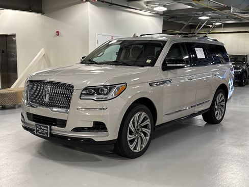 Used 2023 Lincoln Navigator Reserve AWD/4WD image 5