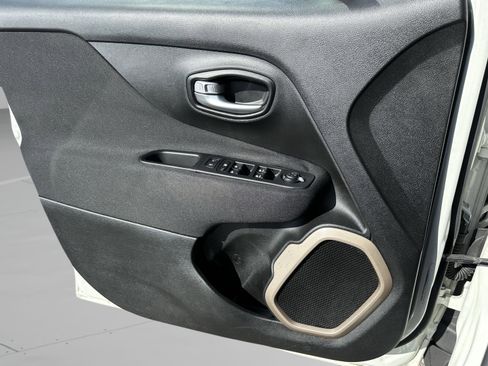 Used 2017 Jeep Renegade Latitude FWD image 21