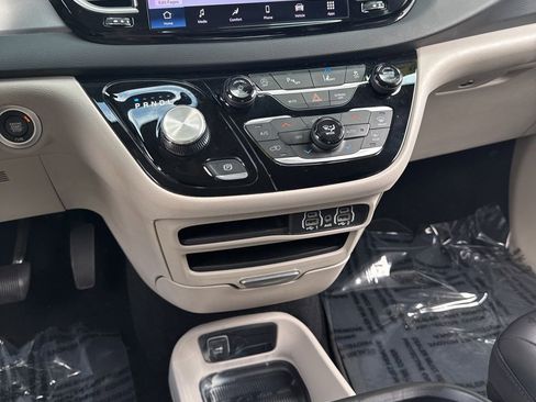 Used 2023 Chrysler Pacifica Touring-L FWD image 17