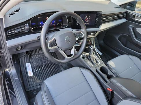 Used 2025 Volkswagen Jetta SE image 2