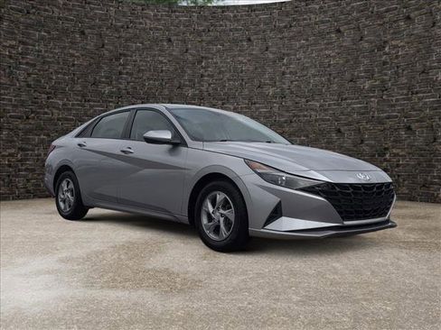 Used 2023 Hyundai Elantra SE image 2