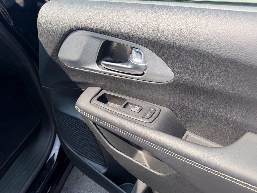 Used 2024 Chrysler Pacifica Limited FWD image 30