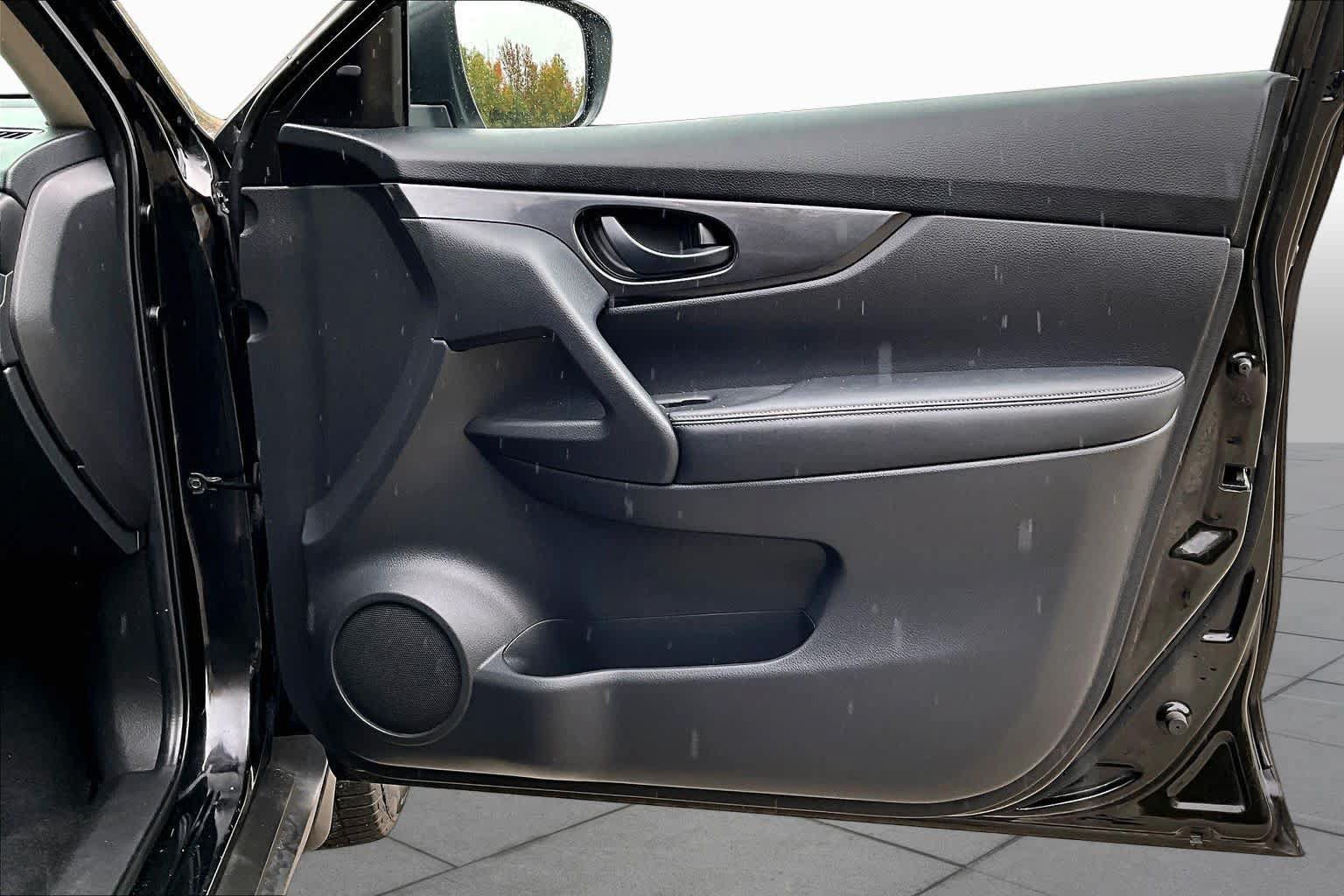 Used 2019 Nissan Rogue S AWD/4WD image 23