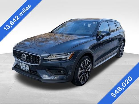 Certified 2025 Volvo V60 B5 Cross Country Ultra image 3