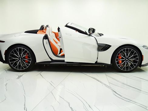 Used 2023 Aston Martin V8 Vantage Roadster RWD image 12