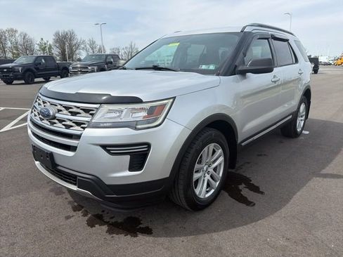 Used 2018 Ford Explorer XLT AWD/4WD image 2