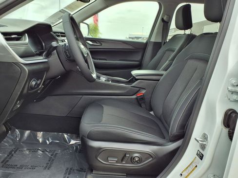 Used 2024 Jeep Grand Cherokee L Laredo image 20