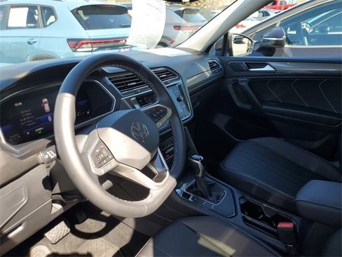 Certified 2023 Volkswagen Tiguan SE w/ Panoramic Sunroof Package image 18