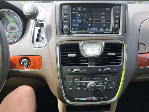 Used 2015 Chrysler Town & Country Touring-L w/ Driver Convenience Group FWD image 7