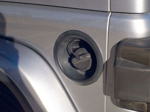 Used 2018 Jeep Wrangler Unlimited Sahara image 10