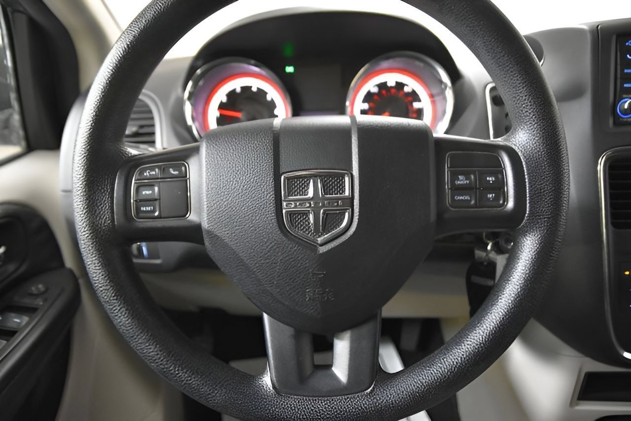 Used 2018 Dodge Grand Caravan SE w/ UConnect Hands-Free Group FWD image 12