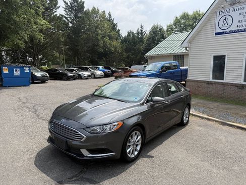 Used 2017 Ford Fusion SE w/ Fusion SE Technology Package FWD image 3