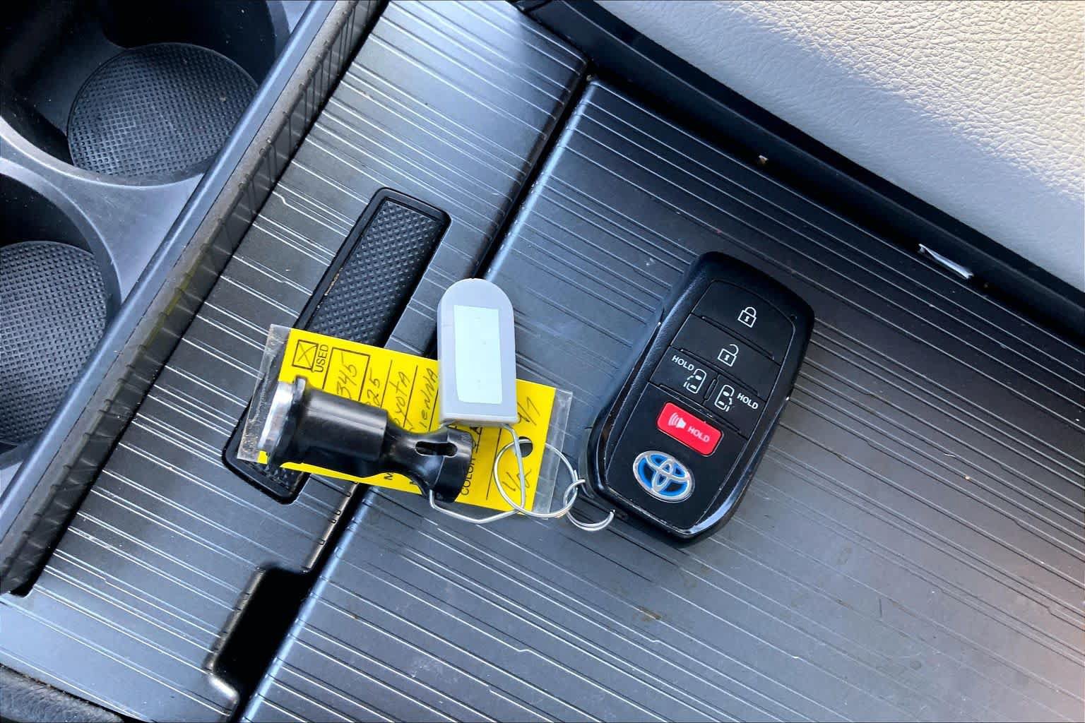 Certified 2025 Toyota Sienna LE w/ LE Plus Package FWD image 15