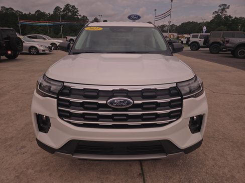 Used 2025 Ford Explorer Active w/ Active Comfort Package RWD image 3