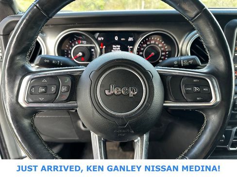 Used 2018 Jeep Wrangler Unlimited Sahara AWD/4WD image 11