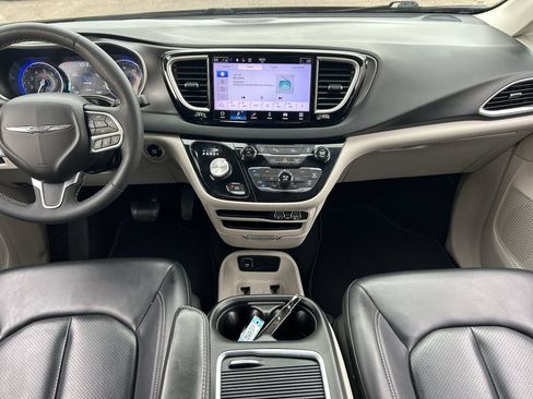 Used 2023 Chrysler Pacifica Touring-L FWD image 15