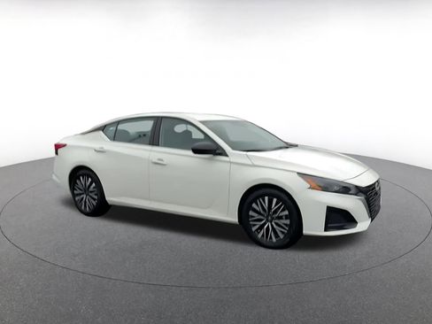 Used 2025 Nissan Altima 2.5 SV image 2