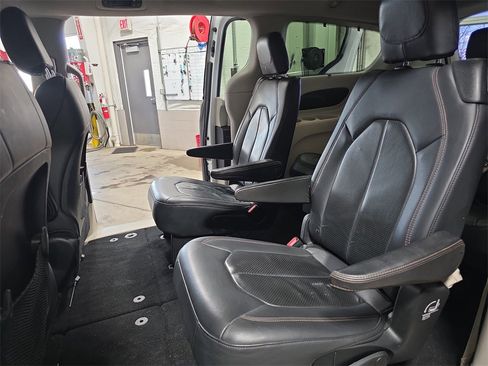 Used 2018 Chrysler Pacifica Touring-L image 14