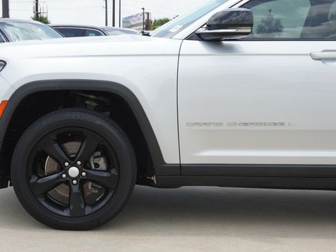 Used 2021 Jeep Grand Cherokee L Limited RWD image 11