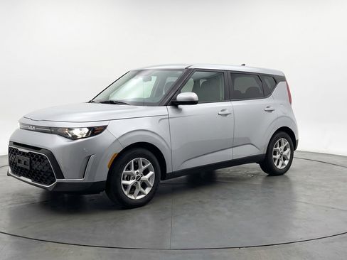 Used 2025 Kia Soul LX w/ LX Technology Package FWD image 3