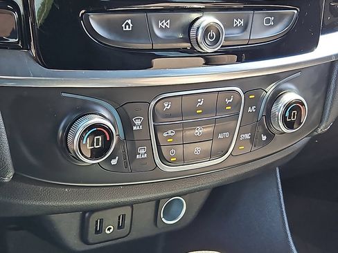 Certified 2023 Chevrolet Traverse LT FWD image 17