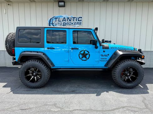 Used 2017 Jeep Wrangler Unlimited Sport w/ Connectivity Group AWD/4WD image 3