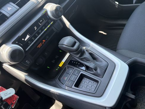 Certified 2022 Toyota RAV4 LE FWD image 9