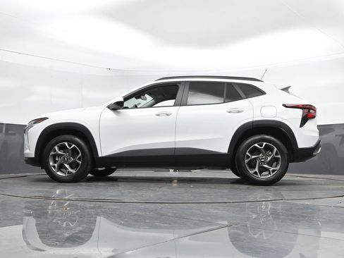 Used 2025 Chevrolet Trax LT w/ LT Convenience Package FWD image 47