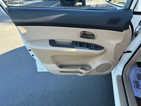 Used 2007 Kia Rondo EX w/ Premium Pkg image 27
