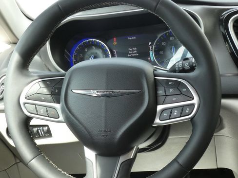 Used 2024 Chrysler Pacifica Touring-L FWD image 9