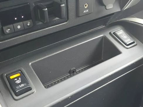 Used 2017 Nissan Titan SV image 10