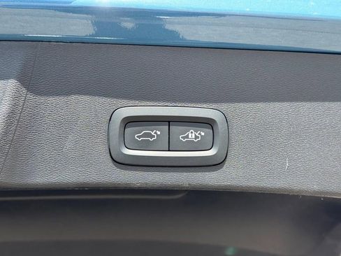 Used 2023 Volvo XC40 Recharge Ultimate AWD/4WD image 6