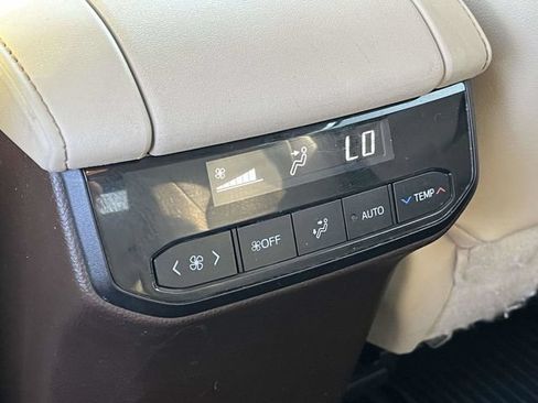 Used 2022 Toyota Highlander XLE FWD image 21
